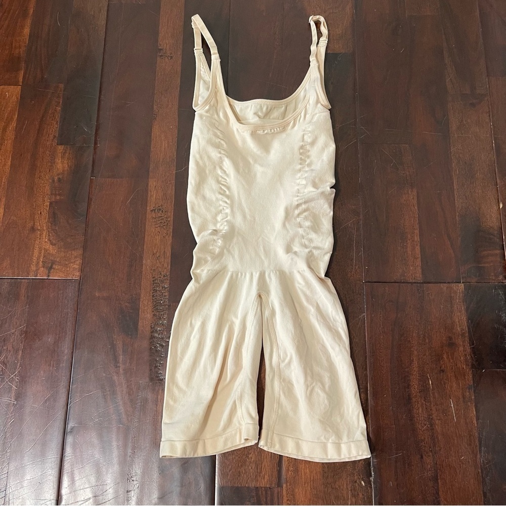 Skims Sculpting Mid Thigh Bodysuit Size Small Medium Beige